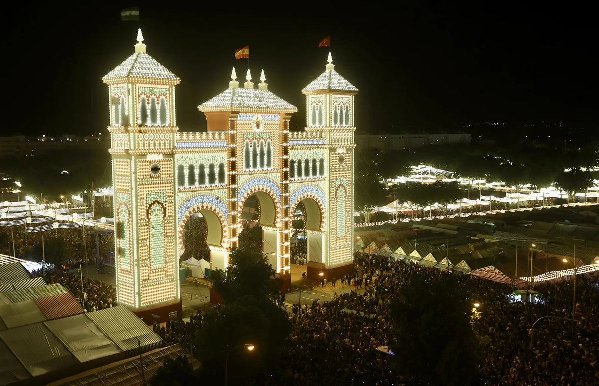 Portada de la Feria de Sevilla iluminada la noche del alumbrao