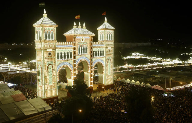 Portada de la Feria de Sevilla iluminada la noche del alumbrao
