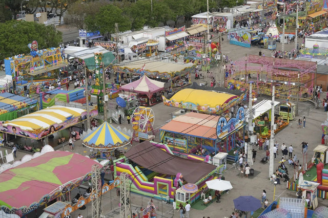 Vista aérea de las atracciones de la calle del Infierno en la Feria de Sevilla