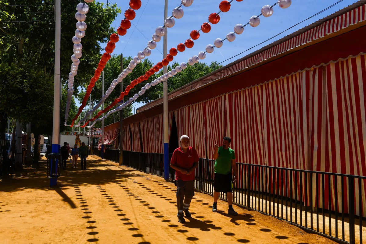Calle del Real con albero, farolillos y lonas de casetas en la Feria de Sevilla