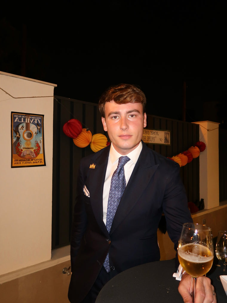 Javi Santiago con el pin de la Feria de Sevilla